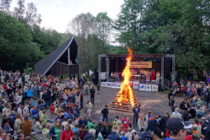 Bundes-Pfingstlager mit den Wölflingen in Westernohe <br/>Pfingst-Gottesdienst mit anschließendem Campfire und 4000 Pfadfindern 